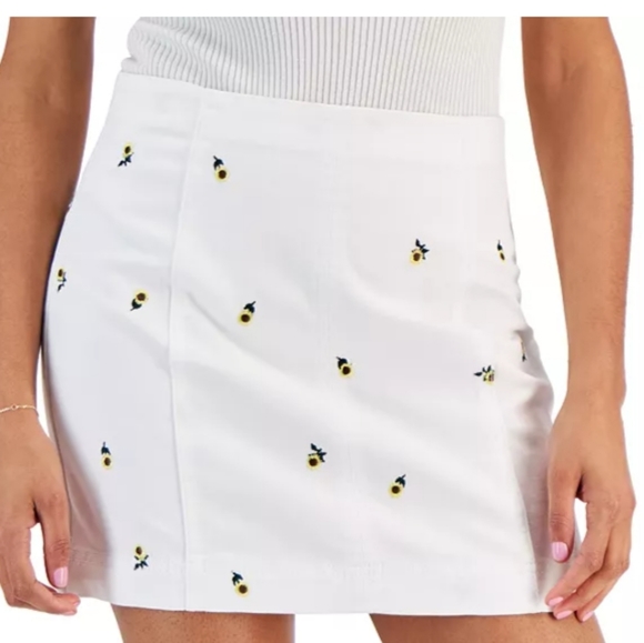 NWT Ladies White Denim Skirt with Embroidered Sunflowers sz M - Picture 1 of 1
